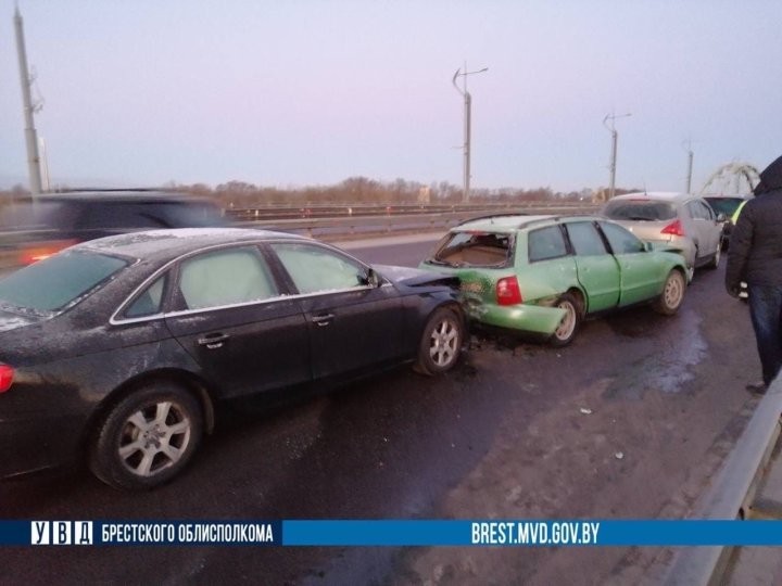 «Паровозик» из четырех машин в Бресте