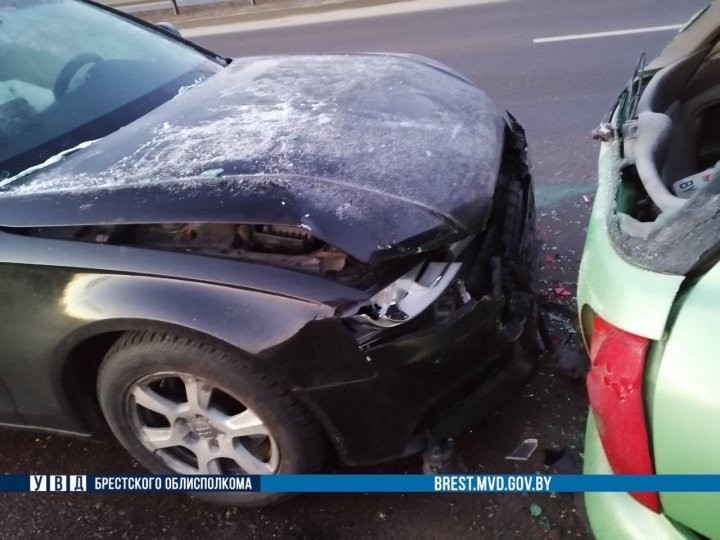 «Паровозик» из четырех машин в Бресте