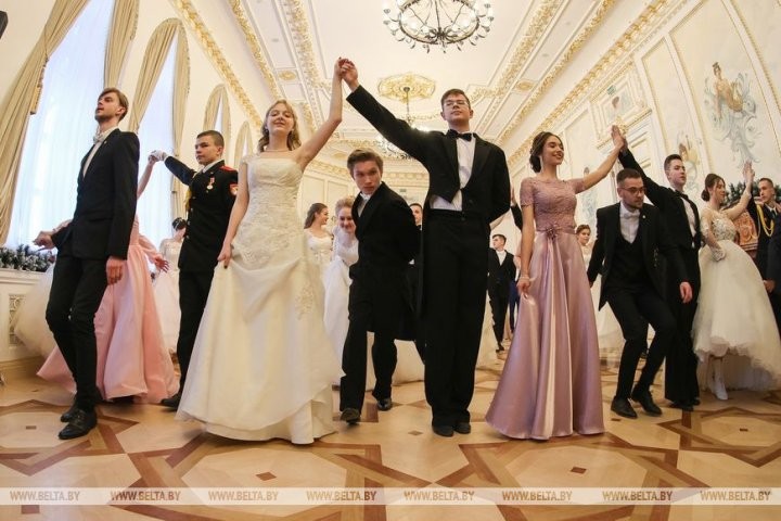 Полонез, вальс, кадриль: в Коссовском дворце провели областной новогодний бал для молодежи