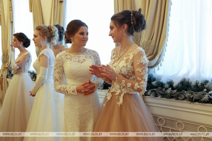 Полонез, вальс, кадриль: в Коссовском дворце провели областной новогодний бал для молодежи