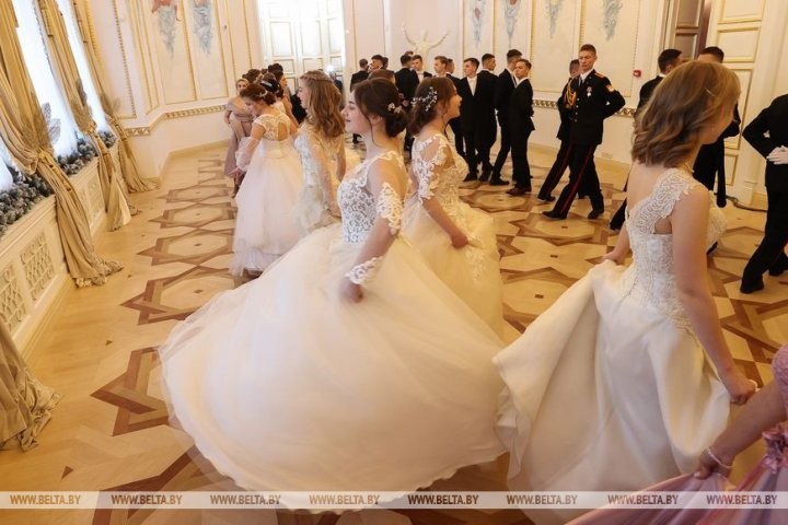 Полонез, вальс, кадриль: в Коссовском дворце провели областной новогодний бал для молодежи