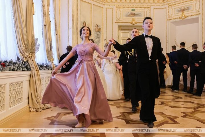 Полонез, вальс, кадриль: в Коссовском дворце провели областной новогодний бал для молодежи