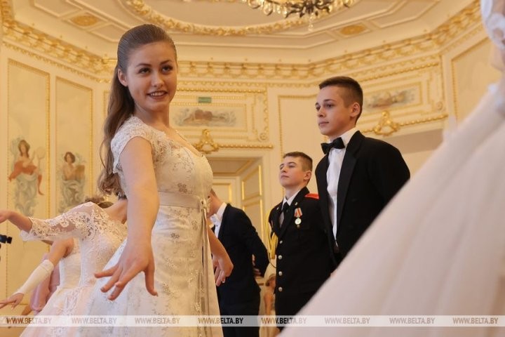 Полонез, вальс, кадриль: в Коссовском дворце провели областной новогодний бал для молодежи