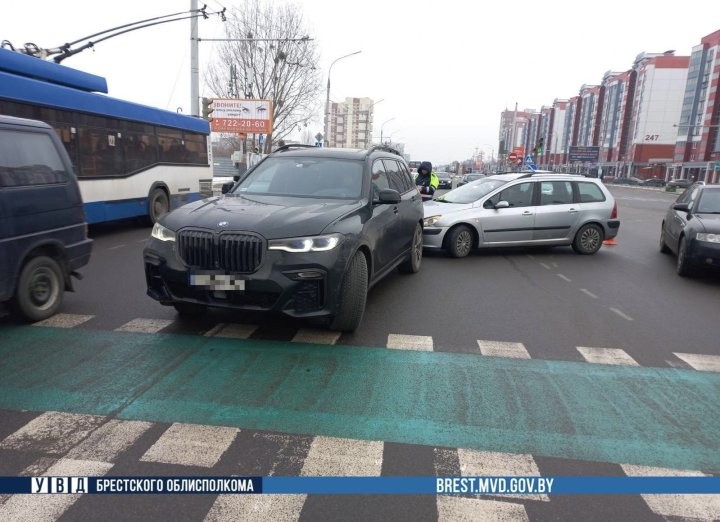 BMW и Peugeot столкнулись на Московской в Бресте