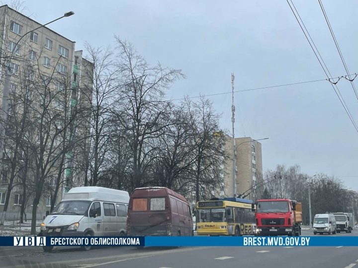 В Бресте Mercedes столкнулся с маршруткой