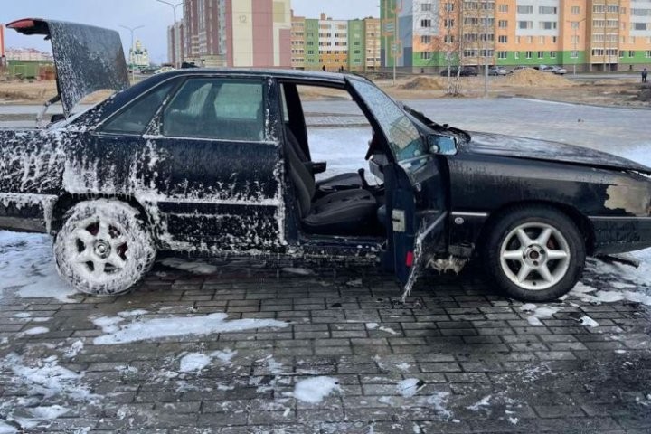 Во дворе многоэтажного дома в Кобрине горел автомобиль «Ауди-100»
