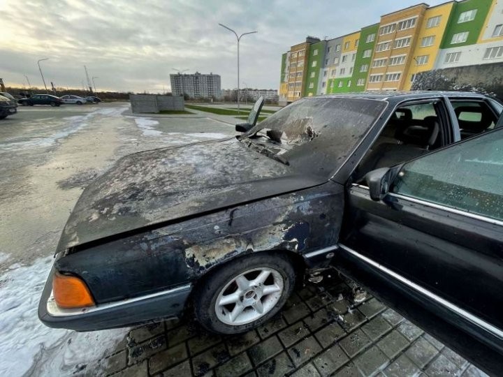 Во дворе многоэтажного дома в Кобрине горел автомобиль «Ауди-100»
