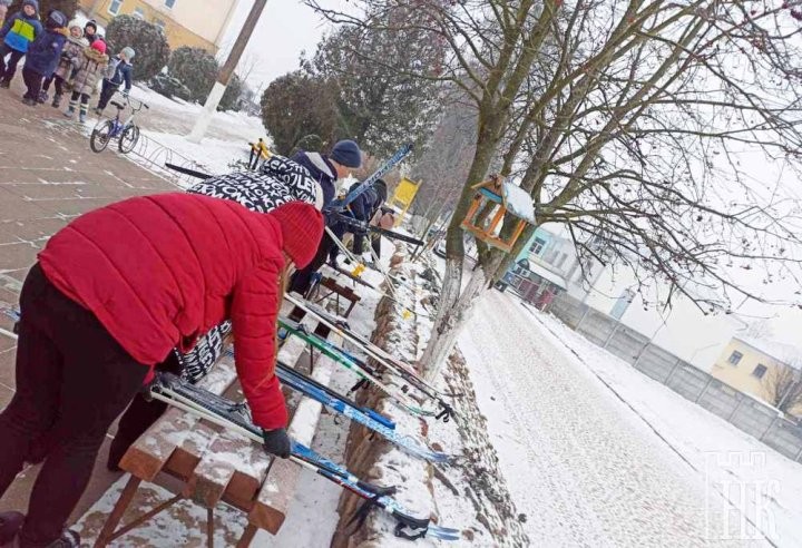 Каменецкие школьники нарезают круги по стадиону у гимназии