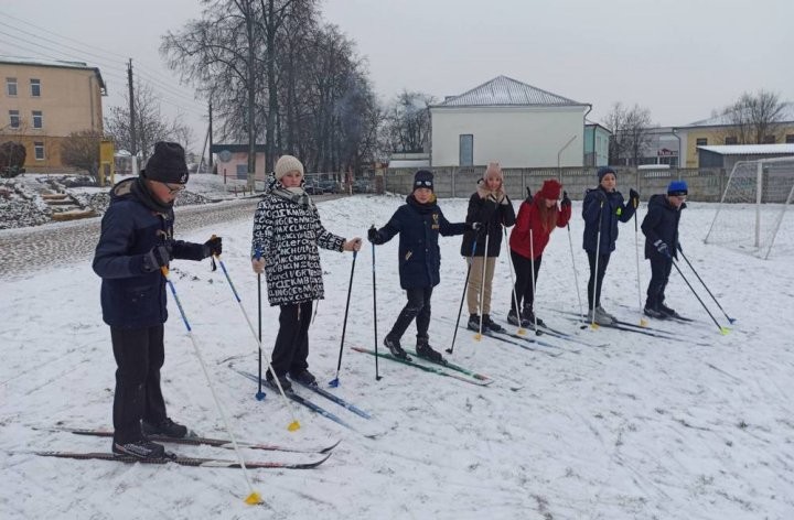Каменецкие школьники нарезают круги по стадиону у гимназии