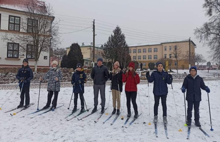 Каменецкие школьники нарезают круги по стадиону у гимназии