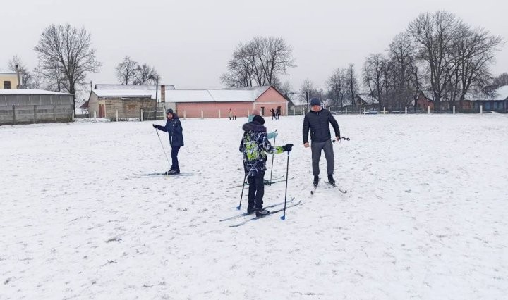 Каменецкие школьники нарезают круги по стадиону у гимназии