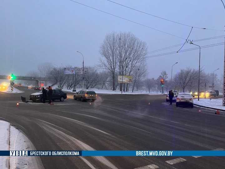 «Фольксваген» и «Ниссан» столкнулись на перекрёстке в Бресте