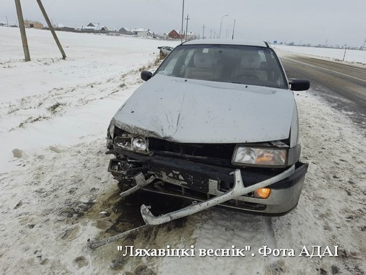 Под Ляховичами авто вынесло на встречку, где оно попало в ДТП