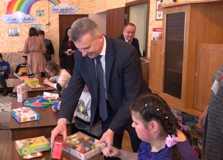 Подарки особенным детям к Новому году сделало Брестское областное объединение профсоюзов