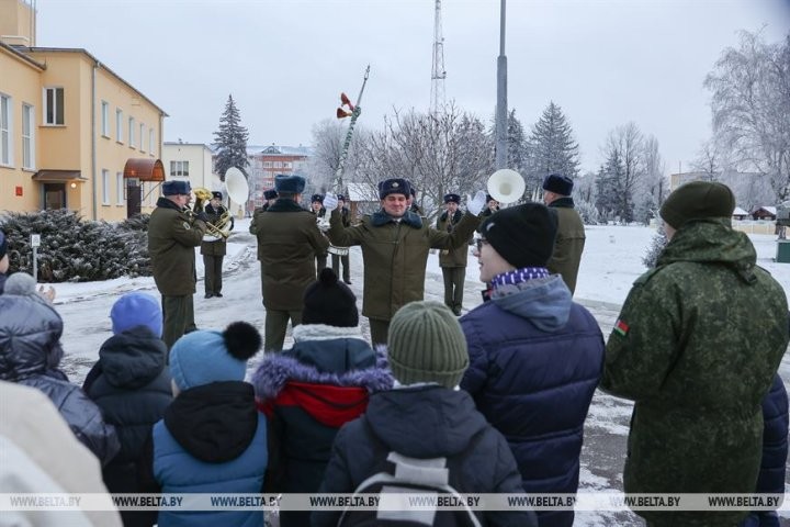 Брестские военнослужащие поздравили воспитанников Кобринской детской деревни