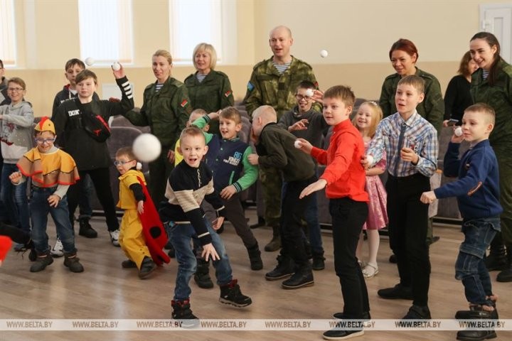 Брестские военнослужащие поздравили воспитанников Кобринской детской деревни