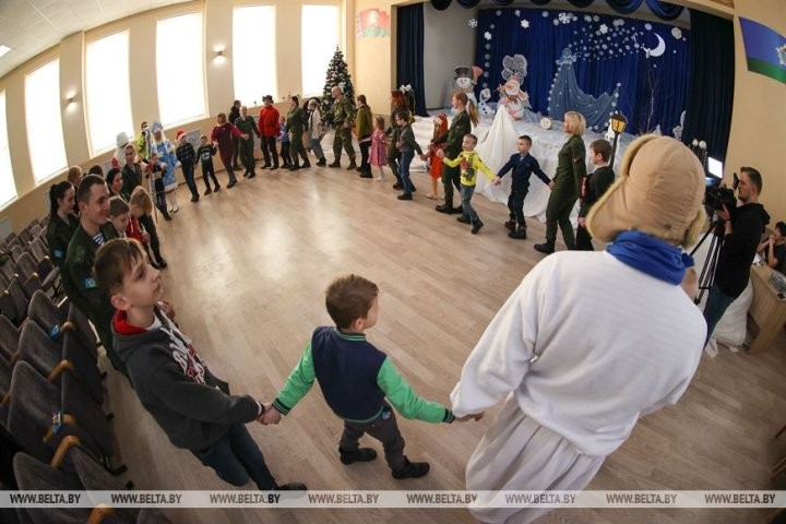 Брестские военнослужащие поздравили воспитанников Кобринской детской деревни