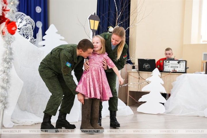 Брестские военнослужащие поздравили воспитанников Кобринской детской деревни