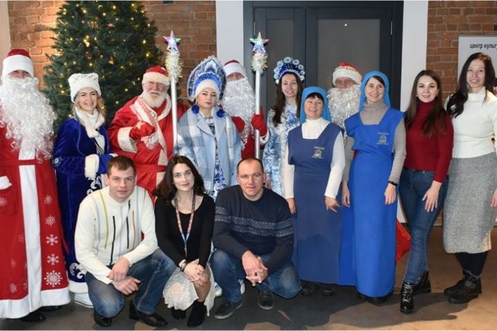 Экипажи Дедов Морозов и Снегурочек высадились в Кобринском районе и развезли подарки детям и одиноким старикам