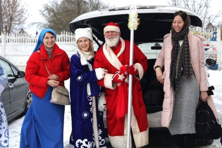 Экипажи Дедов Морозов и Снегурочек высадились в Кобринском районе и развезли подарки детям и одиноким старикам