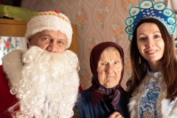 Экипажи Дедов Морозов и Снегурочек высадились в Кобринском районе и развезли подарки детям и одиноким старикам