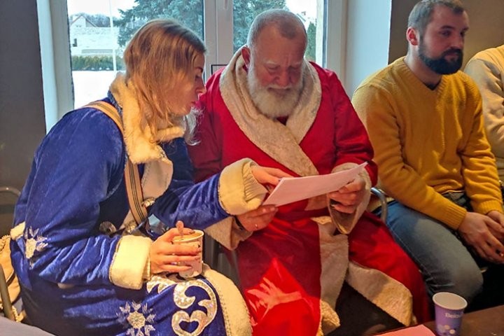 Экипажи Дедов Морозов и Снегурочек высадились в Кобринском районе и развезли подарки детям и одиноким старикам