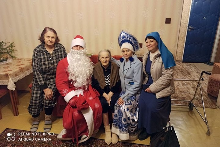 Экипажи Дедов Морозов и Снегурочек высадились в Кобринском районе и развезли подарки детям и одиноким старикам