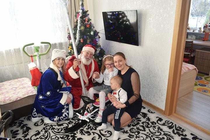 Экипажи Дедов Морозов и Снегурочек высадились в Кобринском районе и развезли подарки детям и одиноким старикам