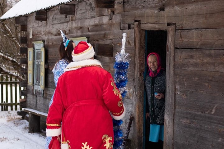 Экипажи Дедов Морозов и Снегурочек высадились в Кобринском районе и развезли подарки детям и одиноким старикам