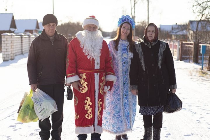 Экипажи Дедов Морозов и Снегурочек высадились в Кобринском районе и развезли подарки детям и одиноким старикам