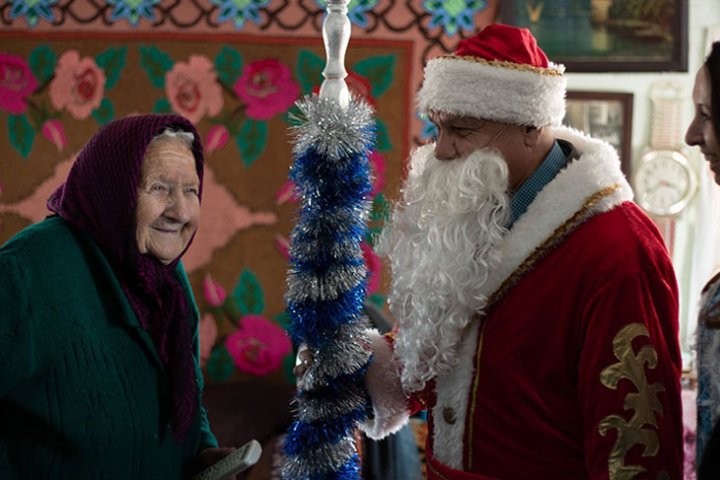 Экипажи Дедов Морозов и Снегурочек высадились в Кобринском районе и развезли подарки детям и одиноким старикам