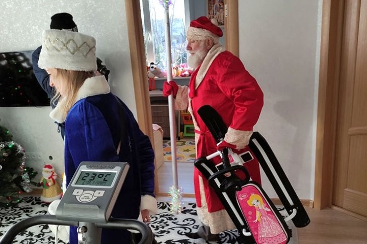 Экипажи Дедов Морозов и Снегурочек высадились в Кобринском районе и развезли подарки детям и одиноким старикам