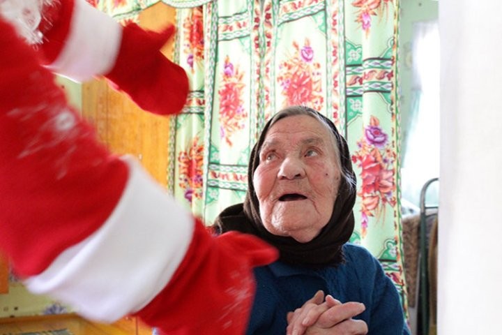 Экипажи Дедов Морозов и Снегурочек высадились в Кобринском районе и развезли подарки детям и одиноким старикам