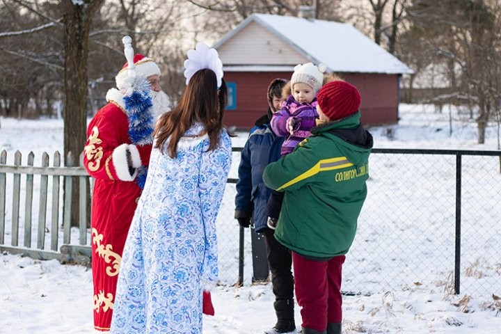 Экипажи Дедов Морозов и Снегурочек высадились в Кобринском районе и развезли подарки детям и одиноким старикам