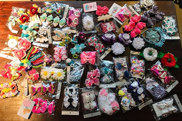 Экипажи Дедов Морозов и Снегурочек высадились в Кобринском районе и развезли подарки детям и одиноким старикам