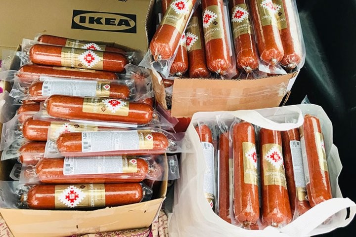 Экипажи Дедов Морозов и Снегурочек высадились в Кобринском районе и развезли подарки детям и одиноким старикам