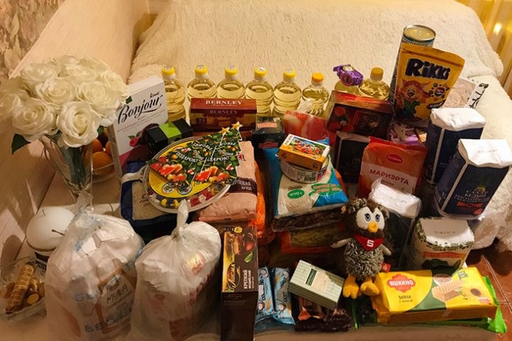 Экипажи Дедов Морозов и Снегурочек высадились в Кобринском районе и развезли подарки детям и одиноким старикам