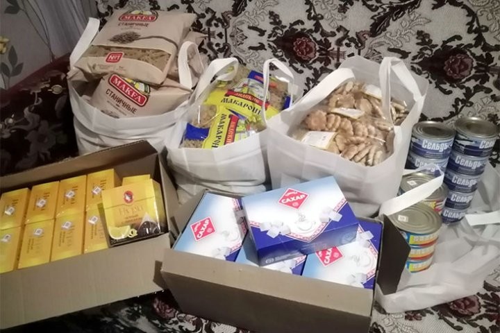 Экипажи Дедов Морозов и Снегурочек высадились в Кобринском районе и развезли подарки детям и одиноким старикам