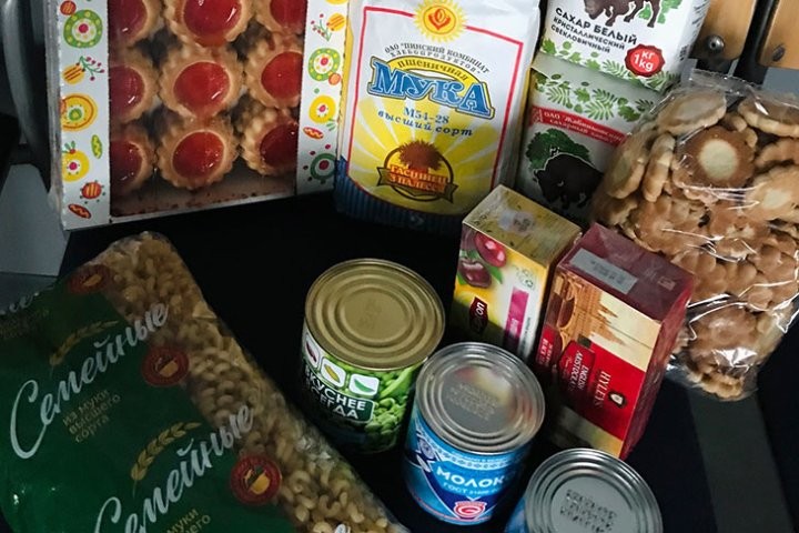 Экипажи Дедов Морозов и Снегурочек высадились в Кобринском районе и развезли подарки детям и одиноким старикам