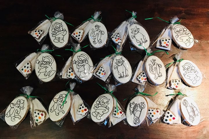 Экипажи Дедов Морозов и Снегурочек высадились в Кобринском районе и развезли подарки детям и одиноким старикам