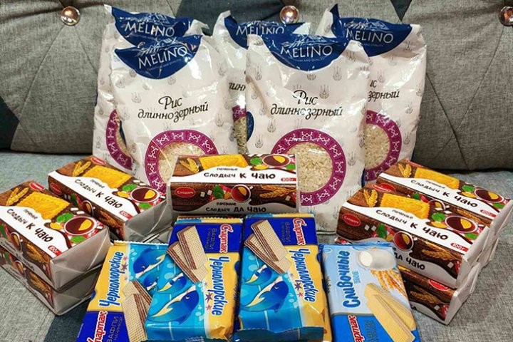 Экипажи Дедов Морозов и Снегурочек высадились в Кобринском районе и развезли подарки детям и одиноким старикам