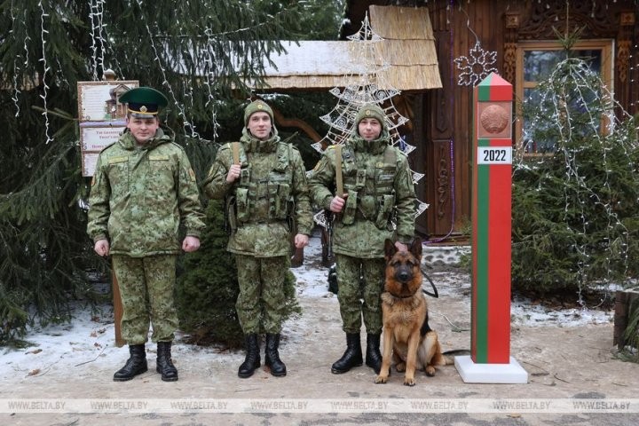 Белорусский Дед Мороз отдал пограничникам приказ пропустить Новый год через границу. Репортаж из Беловежской пущи