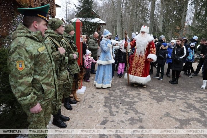 Белорусский Дед Мороз отдал пограничникам приказ пропустить Новый год через границу. Репортаж из Беловежской пущи