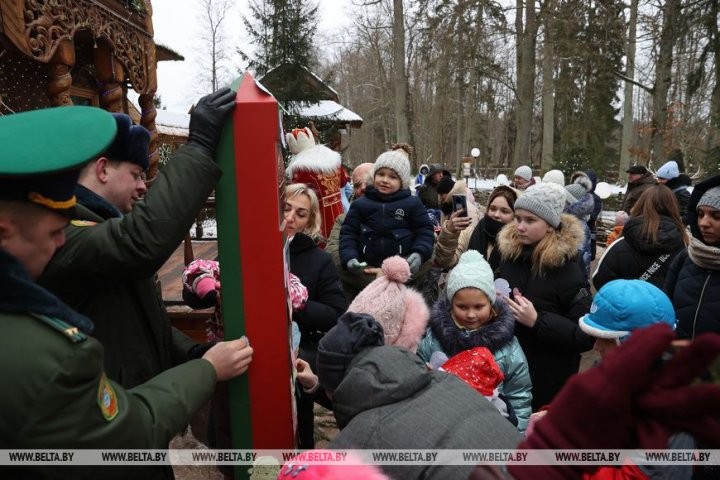 Белорусский Дед Мороз отдал пограничникам приказ пропустить Новый год через границу. Репортаж из Беловежской пущи