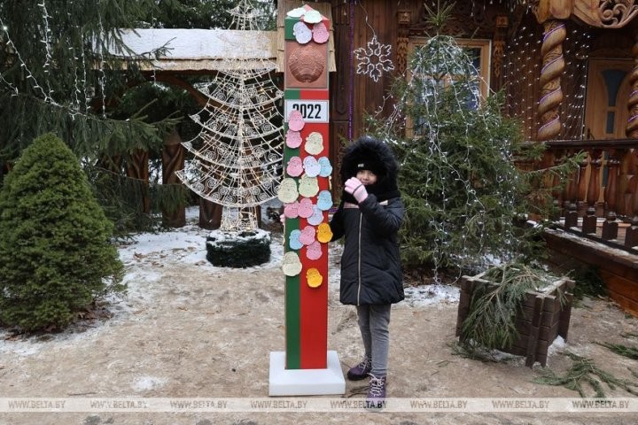 Белорусский Дед Мороз отдал пограничникам приказ пропустить Новый год через границу. Репортаж из Беловежской пущи