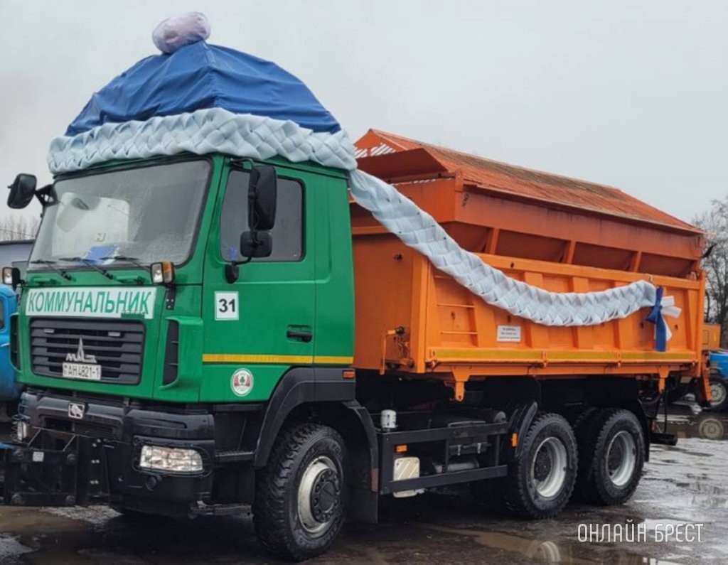 Брестчане поддержали креативную идею Островецких коммунальников!