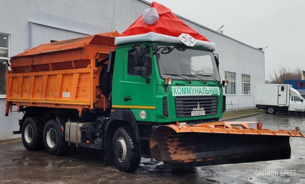 Брестчане поддержали креативную идею Островецких коммунальников!