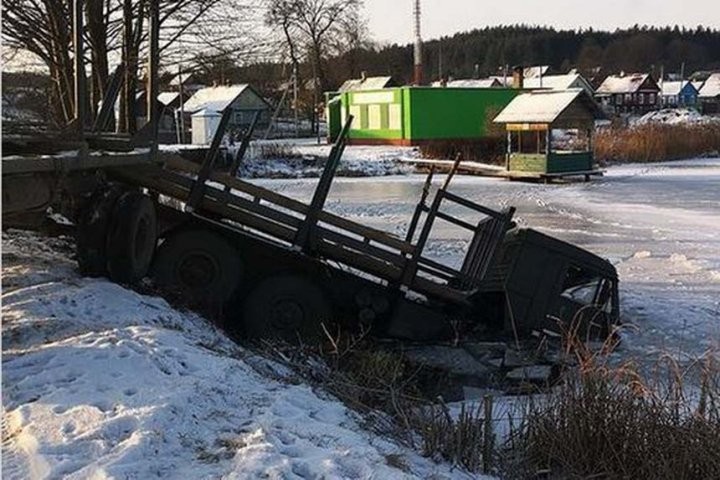 В Брестской области КАМАЗ заехал в озеро