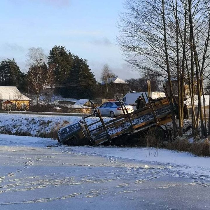В Брестской области КАМАЗ заехал в озеро