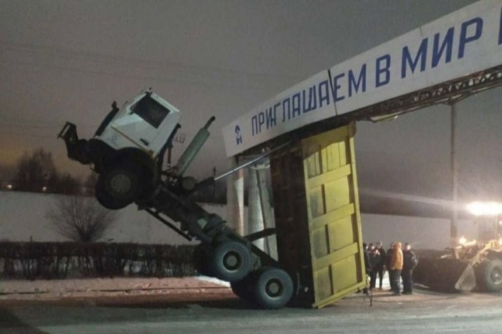 Вот какой трюк исполнил МАЗ в Орше. Все из-за поднявшегося кузова